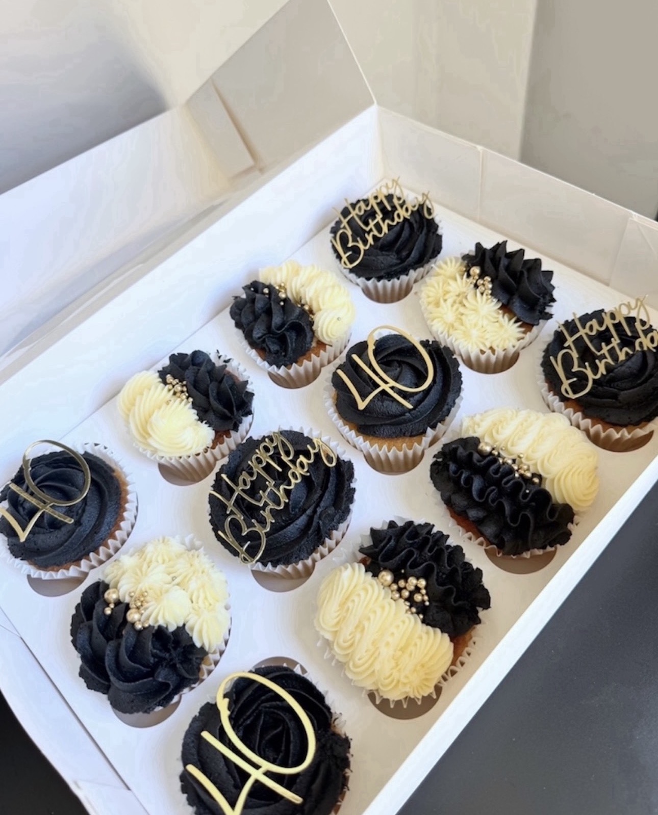 Black and gold 40th birthday cupcakes